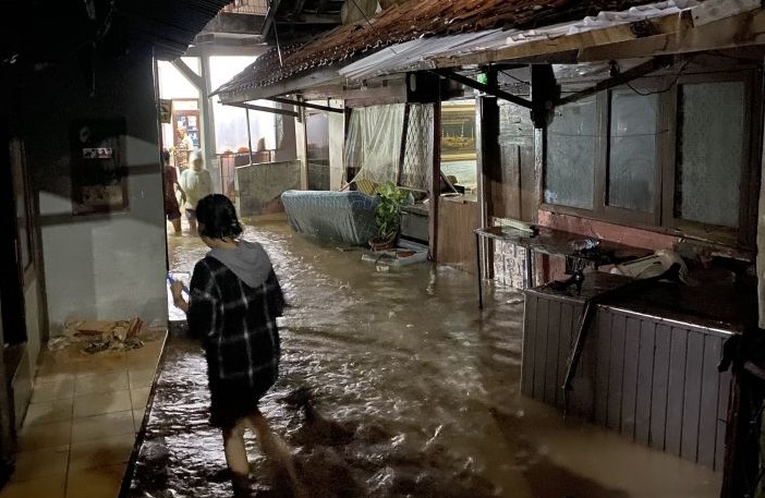 Banjir menerjang Kelurahan Braga, Kecamatan Sumurbandung, Kota Bandung, Kamis (11/1). - Image