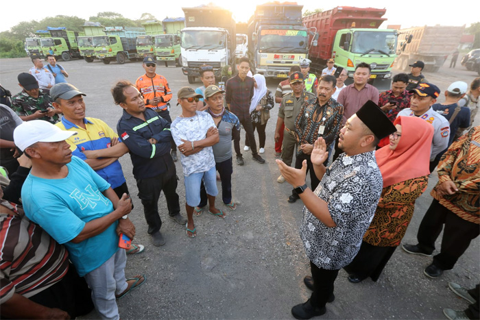 Bupati Gresik Fandi Akhmad Yani memberikan arahan kepada sopir agar mentaati jam operasional truk yang menuju arah Gresik wajib memarkirkan kendarannya ditempat yang telah disiapkan di wilayah Sidayu. - Image