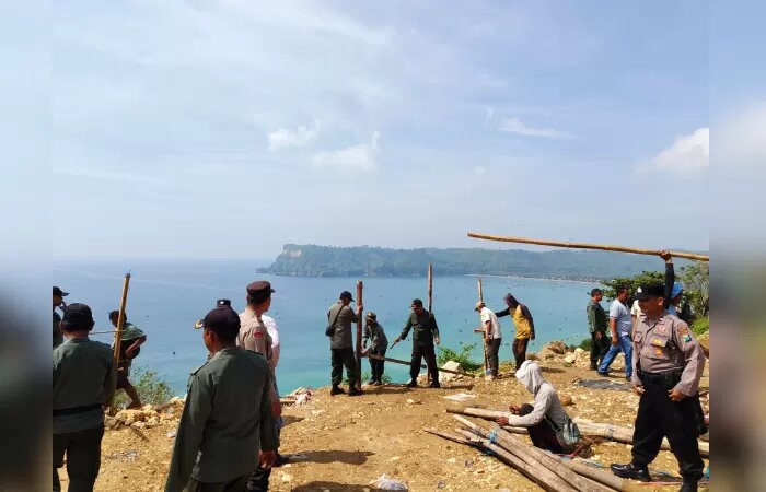 Penertiban warung liar di JLS Tulungagung masuk Kecamatan Kalidawir../(RUSDIANTO UNTUK RADAR TULUNGAGUNG.) - Image