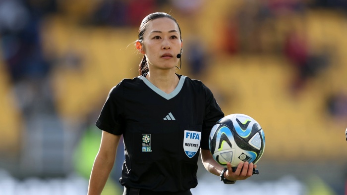 PRESTASI: Yoshimi Yamashita jadi perintis sejarah menjadi wasit perempuan pertama yang memimpin laga di Piala Asia 2023. (Olympics) - Image