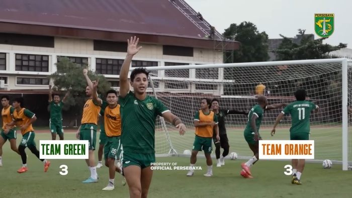 PROTES: Bruno Moreira melayangkan protes keras kepada wasit dalam latihan internal Persebaya Surabaya. (Persebaya) - Image