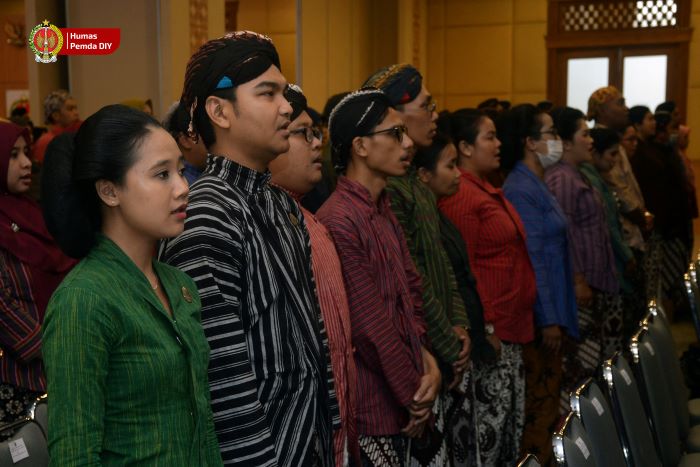 Pegawai Pemerintahan di DIY menggunakan pakaian tradisonal sorjan. - Image