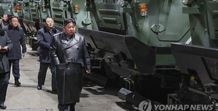Pemimpin Korea Utara Kim Jong-un (tengah) memeriksa pabrik amunisi, dalam foto tak bertanggal yang diambil dari Televisi Pusat Korea Utara pada 10 Januari 2024. Sumber foto: Yonhap - Image