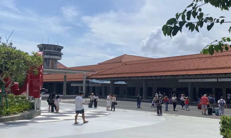 Arsip foto - Pintu kedatangan domestik Bandara ai Gusti Ngurah Rai di Badung, Bali. (sumber: NTARA/Ni Putu Putri Muliantari) - Image