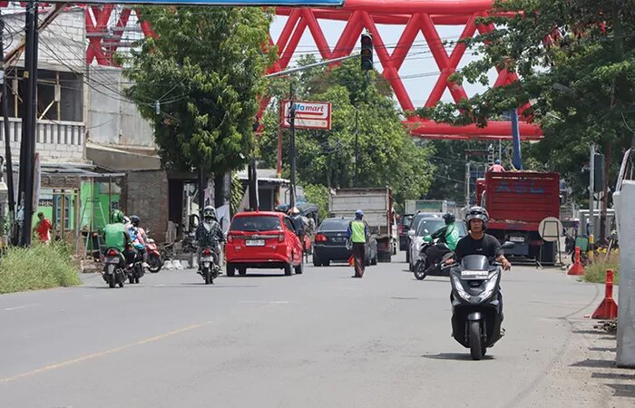 Pengendara melintasi Jalan Ki Mangun Sarkoro yang berada di dekat proyek Underpass Joglo.(M. IHSAN/RADAR SOLO) - Image