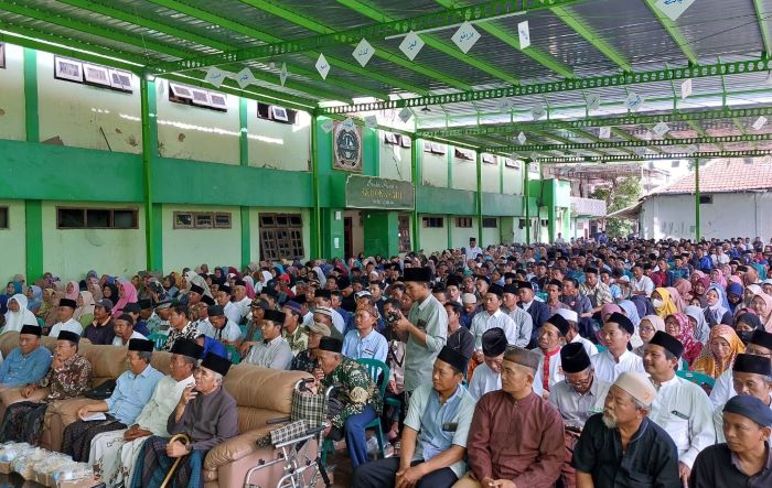 Relawan Saifullah Yusuf se-Kabupaten Nganjuk gelar konsolidasi pemenangan Prabowo-Gibran di Pesantren Gedongsari, Prambon Nganjuk, Sabtu (13/1). - Image