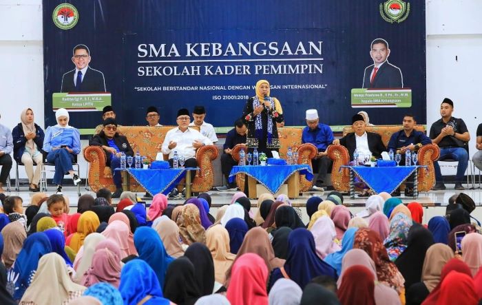 Ketua Umum PP Muslimat NU Khofifah Indar Parawansa mengunjungi SMA Kebangsaan Lampung Selatan, Jumat (12/1). - Image