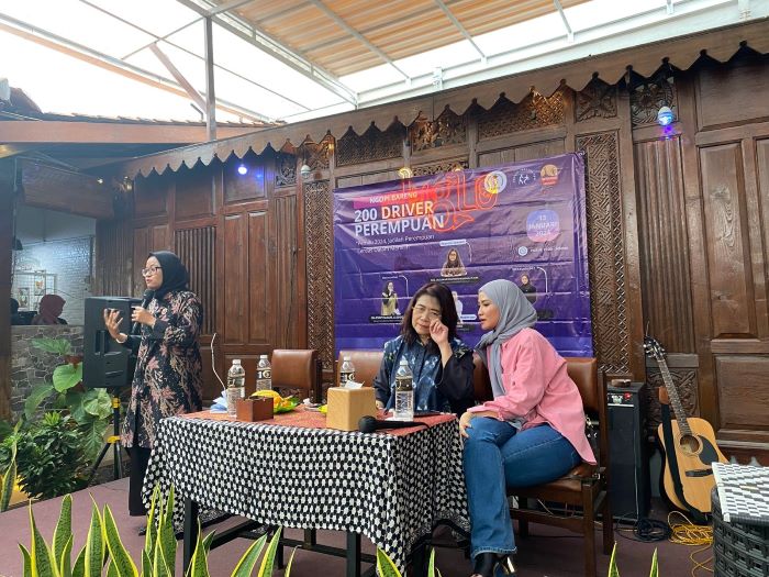Lebih kurang 200 driver ojek online perempuan berkeluh kesah terkait kesejahteraan dalam diskusi bersama Generasi Merdeka di Surabaya. - Image