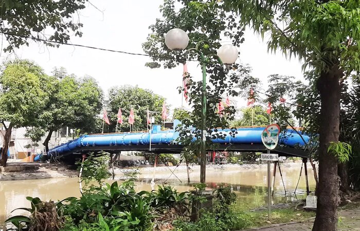 BESI BAJA: Konstruksi jembatan yang melengkung di atas sungai membuat jembatan disebut jembatan Bungkuk.(MAHRUS/RADAR SURABAYA) - Image