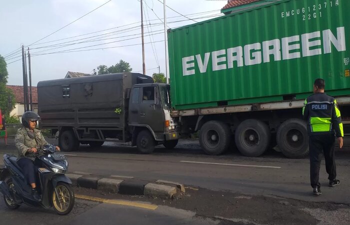 RUSAK: Truk TNI AL tabrak truk mogok di Balongbendo. (Istimewa) - Image