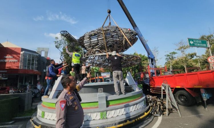 Monumen ikan bandeng di Alun-Alun Pati terbuat dari ribuan knalpot brong sitaan/ sumber : humas.polri.go.id - Image