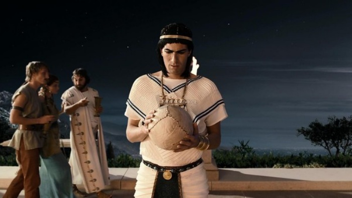 MULTITALENTA: Zinedine Zidane ketika bermain dalam film Asterix at the Olympic Games (2008). (CINEPLUS) - Image