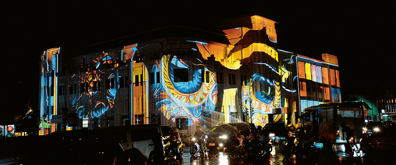 MAGNIFICENT: Karya artistik seniman video mapping dalma Sumonar 2023 menambah magis arsitektur Gedung BNI 1946. - Image