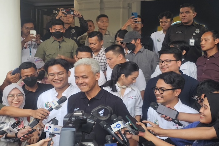 Calon presiden (capres) nomor urut 3, Ganjar Pranowo usai menghadiri acara bertema - Image