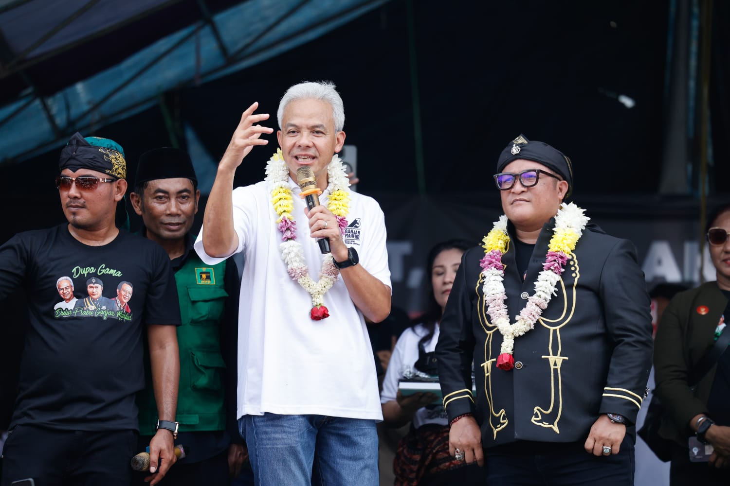 Calon presiden (capres) nomor urut 3 Ganjar Pranowo saat menghadiri panen raya bandeng di Desa Tanjung Pakis, Kecamatan Pakis Jaya, Kabupaten Karawang, Jawa Barat, Minggu (14/1). - Image
