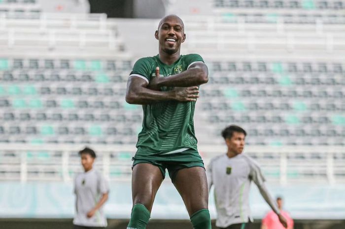 MEMANAS: Paulo Henrique mulai memanas dengan menunjukkan tajinya melalui dua gol dalam internal game Persebaya Surabaya. (Persebaya) - Image
