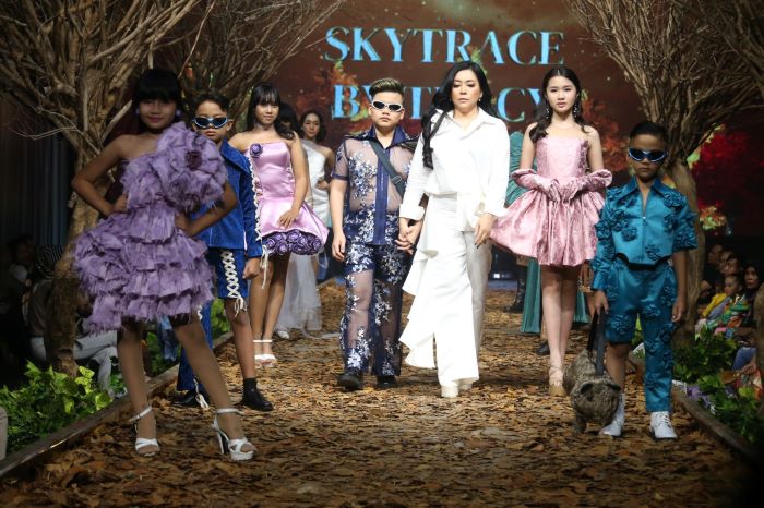 Tere Widjaja bersama belasan koleksinya di Spring Summer 2024. - Image