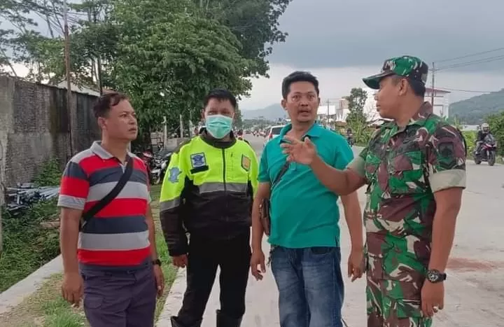 OLAH TKP: Petugas dari kepolisian dan TNI mendatangi lokasi kecelakaan yang menimpa siswa SMK Tamtama Karanganyar, pada Rabu (10/1). (Dokumentasi Koramil Karanganyar) - Image