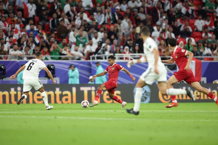 AYO BANGKIT: Aksi Yacob Sayuri yang tampil cukup baik dalam laga menghadapi Irak dengan mencatatkan 1 assist dalam laga Grup D Piala Asia 2023. (PSSI) - Image