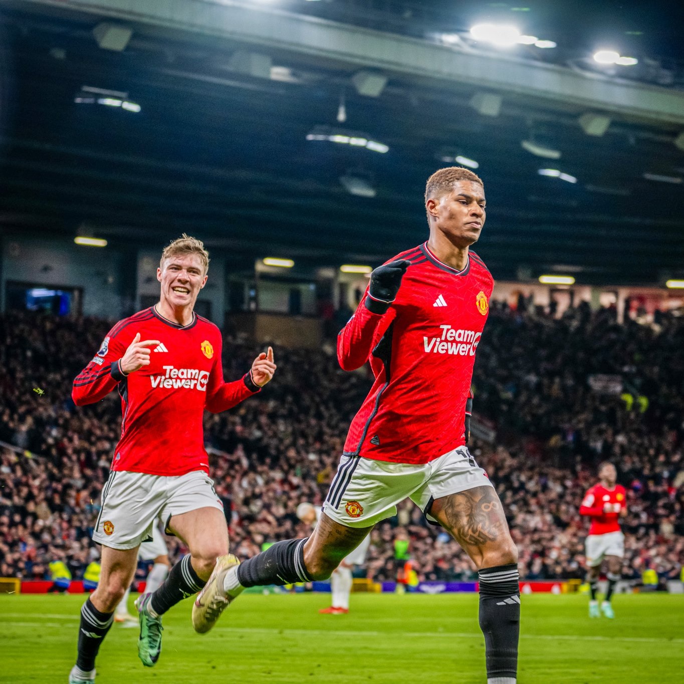Erik ten Hag senang meliah Rasmus Hojlund dan Marcus Rashford mencetak gol bagi Manchester United. - Image