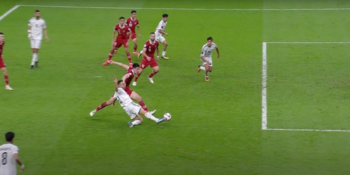 KONTROVERSI: Gol Osama Rashid pada menit ke-45 +7 berbau kontroversi karena proses sebelumnya pemain Irak terindikasi terjebak offside terlebih dahulu. (AFC) - Image