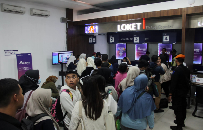 Antrean penumpang yang hendak menukarkan tiket di Stasiun Surabaya Gubeng, Minggu (14/1) siang../(FOTO: ANDY SATRIA/RADAR SURABAYA) - Image