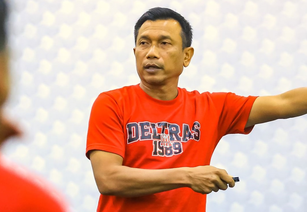 Pelatih Deltras Sidoarjo Widodo Cahyono Putro memberikan arahan kepada tim asuhannya pada Senin (8/1)../Instagram Deltras @deltras.official - Image