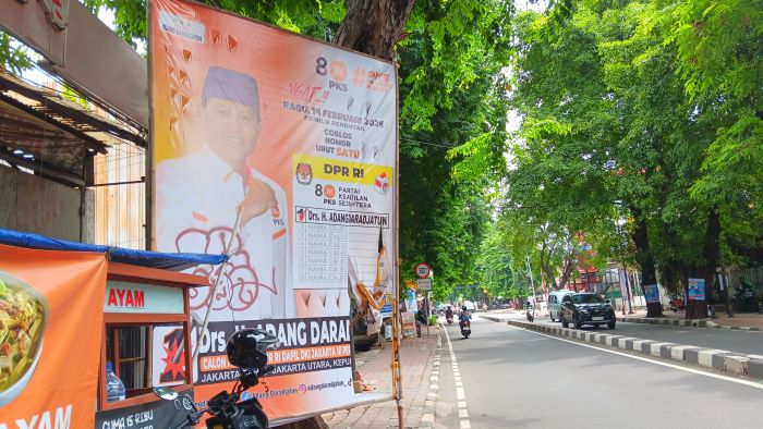 Baliho-baliho yang halangi akses pejalan kaki di Jalan Palmerah Utara, Palmerah, Jakarta Barat - Image