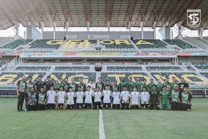 MEMBANGUN CHEMISTRY: Paul Munster berencana menggelar pesta barbeque bersama seluruh pemain dan staf Persebaya Surabaya di mess pada hari ini, Senin (15/1). (Persebaya) - Image
