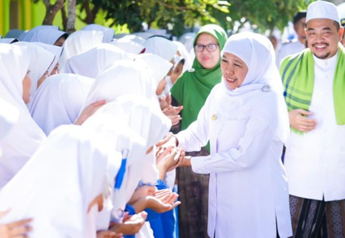 Khofifah dalam program IKI Pesat di pondok pesantren di Jawa Timur. - Image