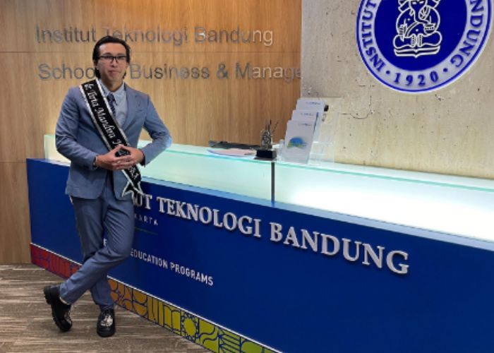 Dokter Tirta lulus S2. - Image