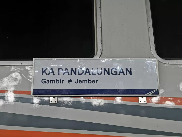 KA Pandalungan relasi Stasiun Jakarta Gambir - Jember yang anjlok di sekitar Stasiun Tanggulangin Sidoarjo, berdampak pada terganggunya perjalanan puluhan KA yang melewati jalur tersebut. - Image