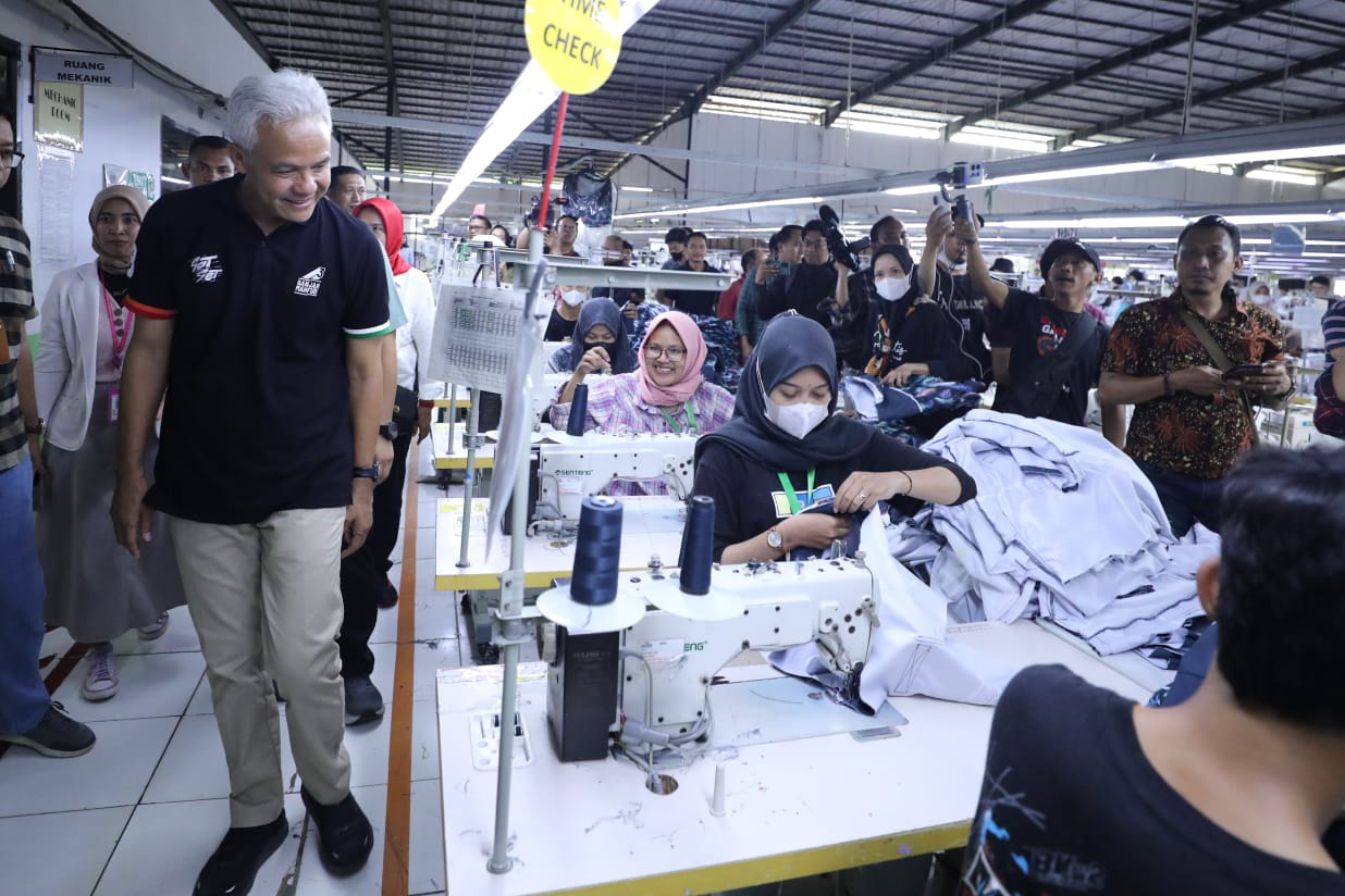 Calon presiden nomor urut 3 Ganjar Pranowo menyapa pekerja di salah satu pabrik garmen di Banjarnega