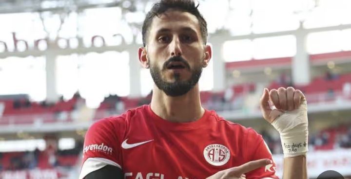 Pesepak bola Israel Sagiv Jehezkel saat melakukan selebrasi gol dengan menunjukkan pesan terkait perang Israel-Hamas. - Image