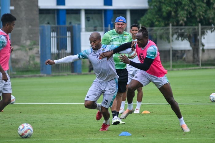Pelatih Persib Bandung Bojan Hodak (tengah) memerhatikan latihan para pemainnya jelang kembali dilangsungkannya laga Liga 1. (Badan Liga Indonesia) - Image