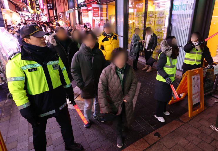 Polisi sedang bertugas di Myeong-dong, pusat kota Seoul./Yonhap - Image