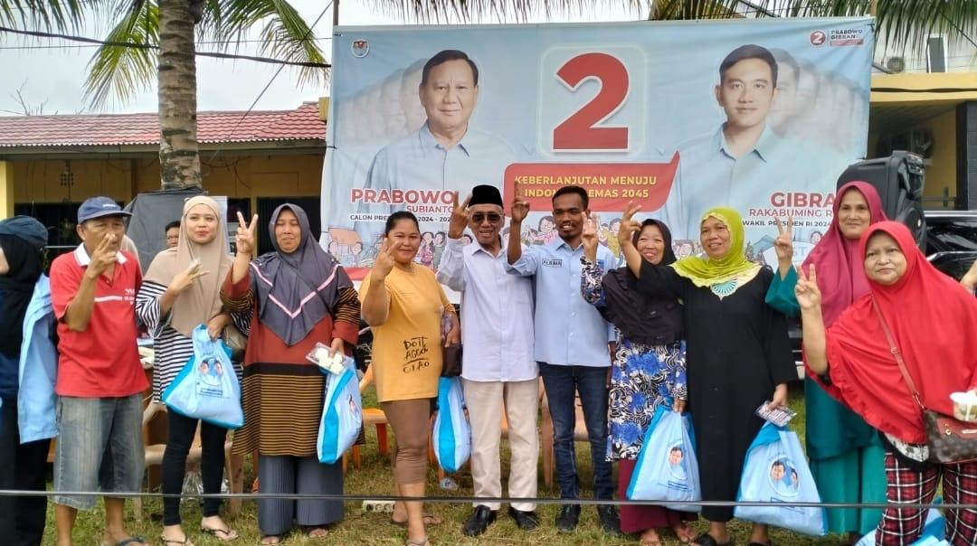 Warga Banyuasin, Sumatera Selatan mengantri di program sembako murah yang digelar relawan Prabowo-Gibran yang tergabung dalam Barisan RFG. - Image