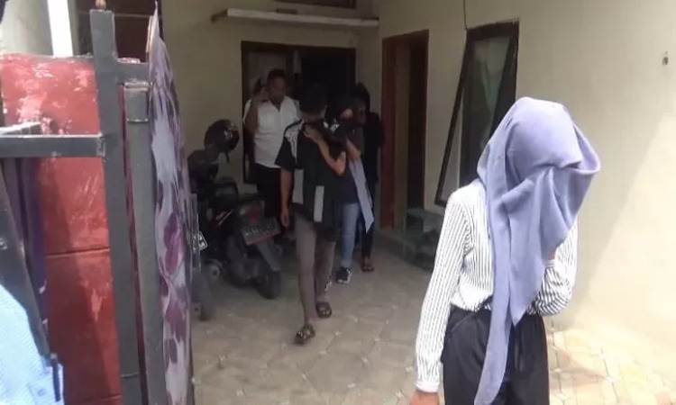 Penggerebekan kos mesum di Jombang berhasil mengamankan sejumlah pasangan bukan suami istri/ sumber : Radar Jombang/Anggi Fridianto - Image
