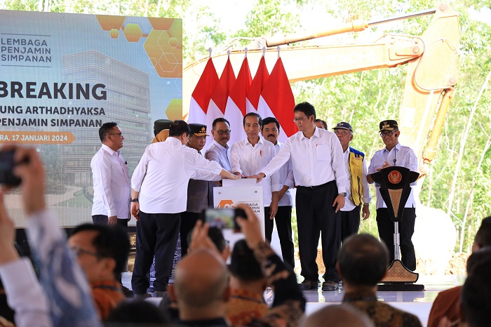 Presiden Jokowi (tengah) bersama Ketua Dewan Komisioner LPS Purbaya Yudhi Sadewa (sebelah kanannya) dan menteri Kabinet Indonesia Maju meresmikan groundbreaking pembangunan gedung Arthadhyaksa di IKN. - Image
