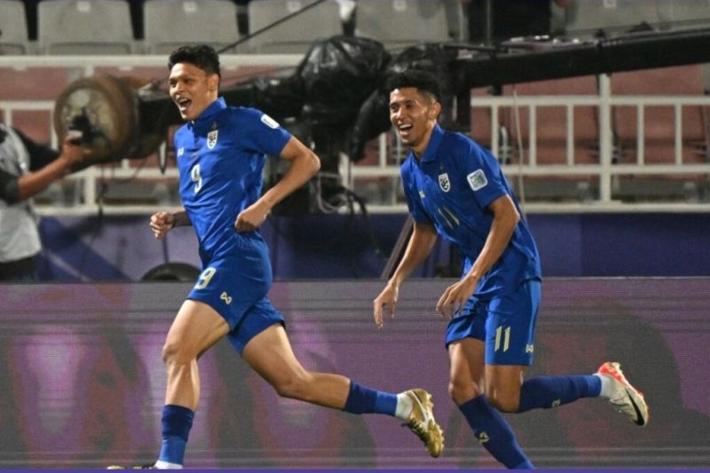 Selebrasi pemain Thailand Supachai Chaided setelah mencetak gol dalam pertandingan grup F Piala Asia lawan Kirgistan di Stadion Abdullah bin Khalifa, Doha pada Selasa (16/1/2024). ANTARA/HO-the-afc.co - Image