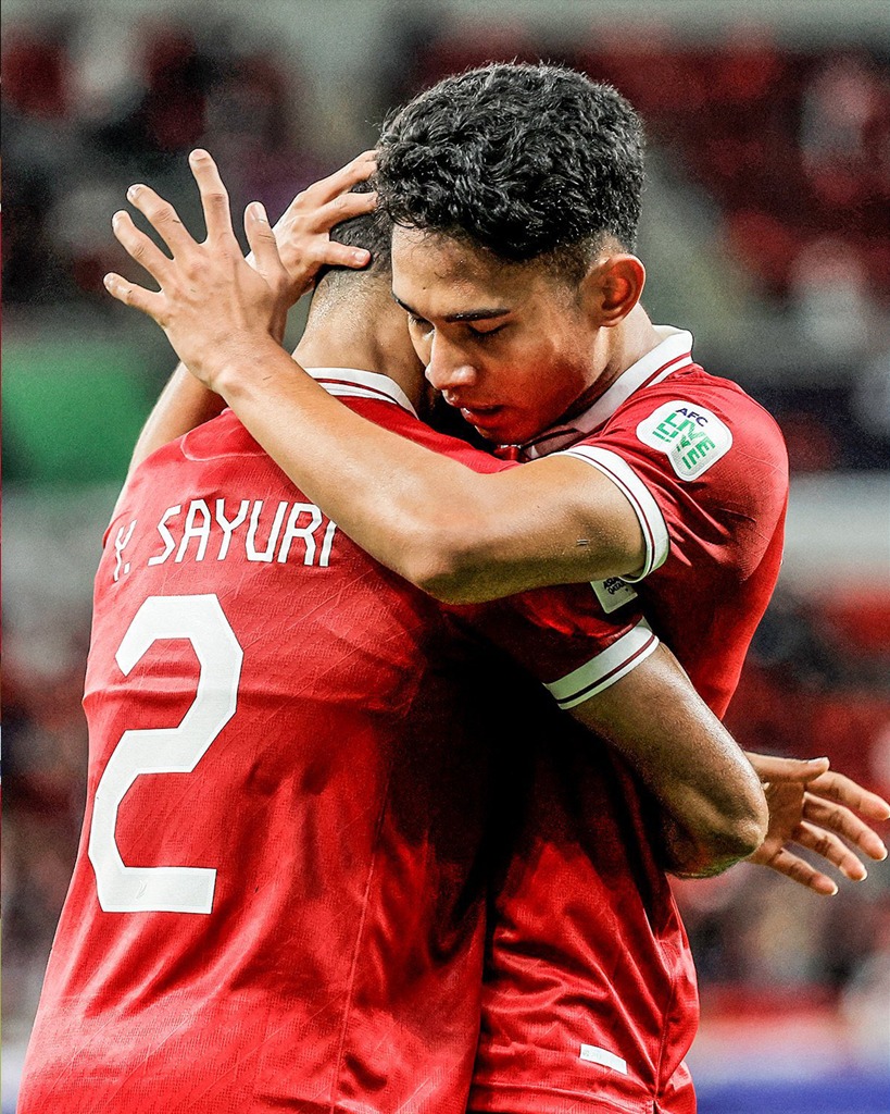 Marselino Ferdinan merayakan gol ke gawang Irak bersama Yakob Sayuri./Instagram @kmskdeinze - Image