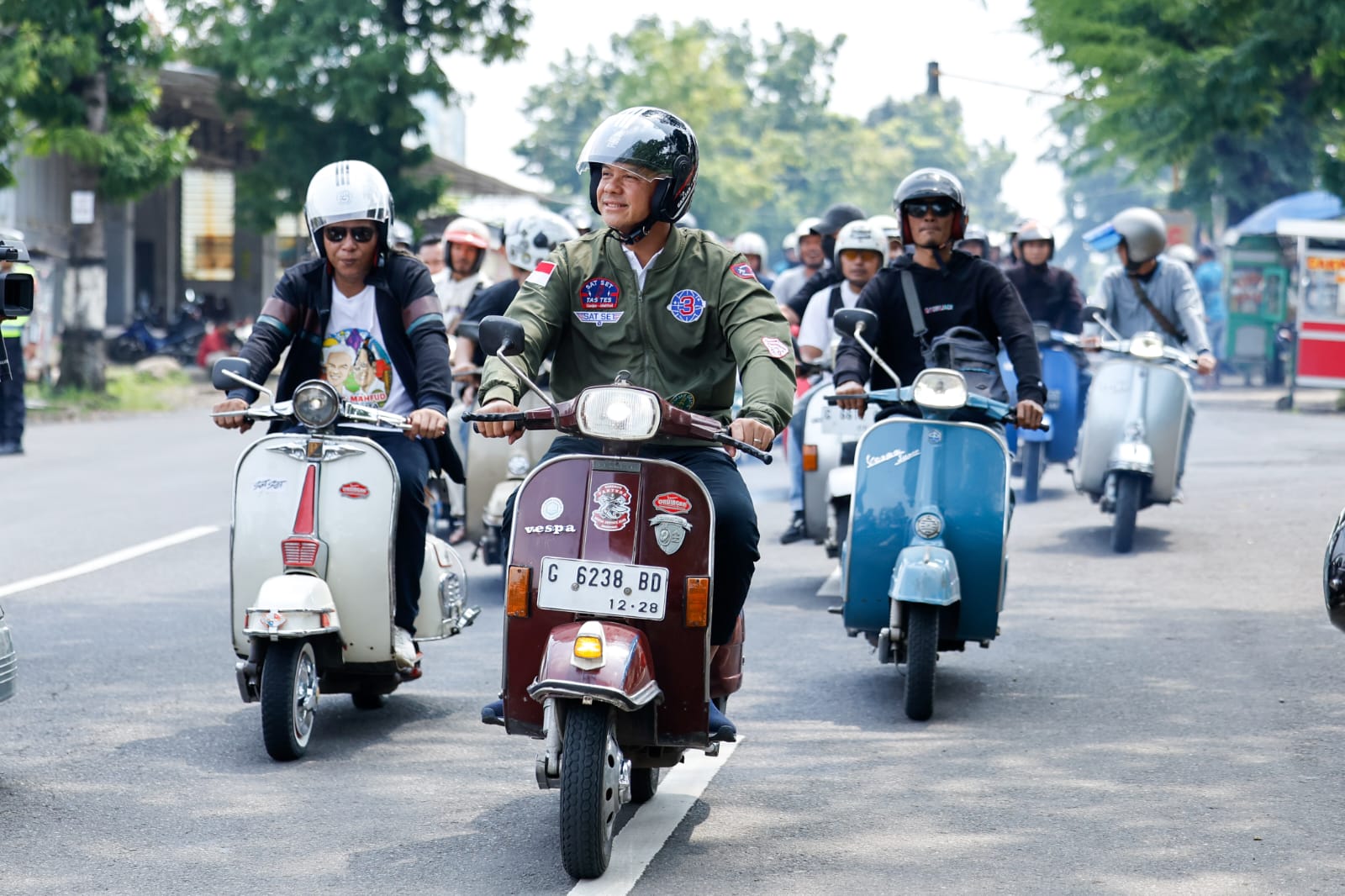Calon presiden nomor urut 3 Ganjar Pranowo menaiki sepeda motor Vespa saat melakukan blusukan ke Pasar Induk Kajen, Pekalongan, Jawa Tengah, Selasa (16/1/2024). 