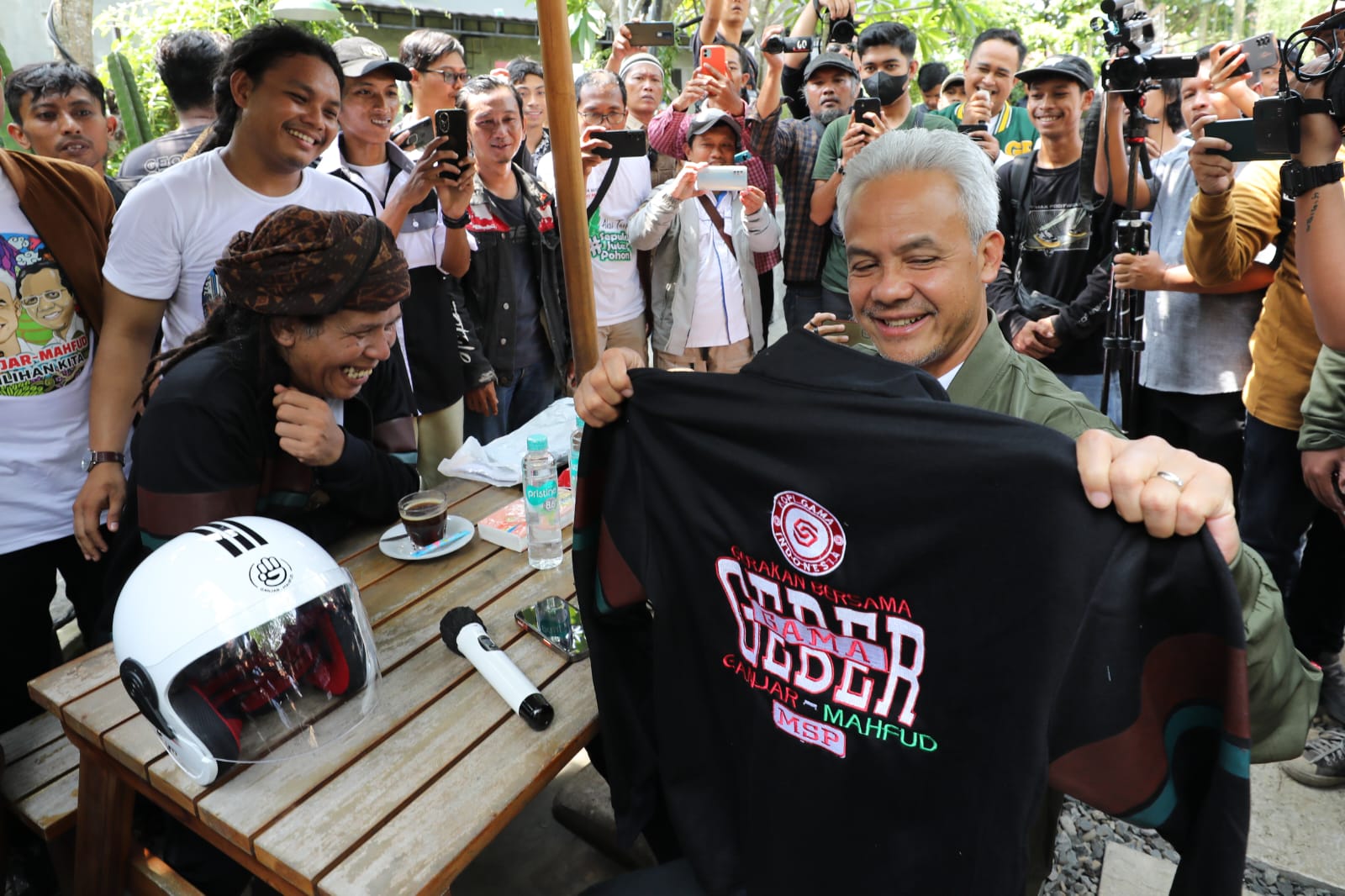 Capres nomor urut 3 Ganjar Pranowo ngobrol santai dengan komunitas motor di GSP Cafe, Pekalongan, Jawa Tengah pada Selasa (16/1/2024). 