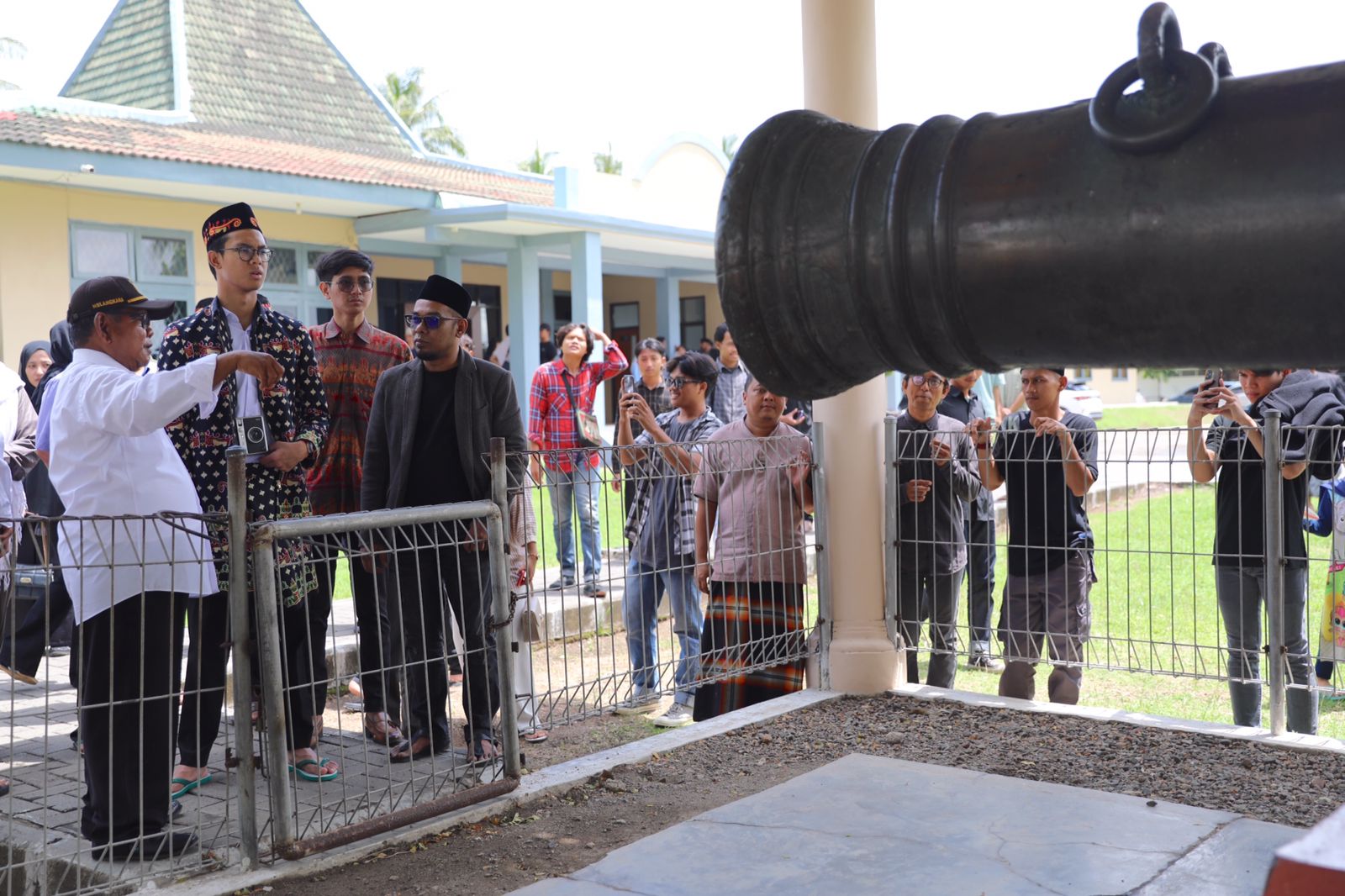 Muhammad Zinedine Alam Ganjar berkunjung ke kawasan bersejarah di Serang, Banten, Selasa (16/1). (Istimewa) - Image