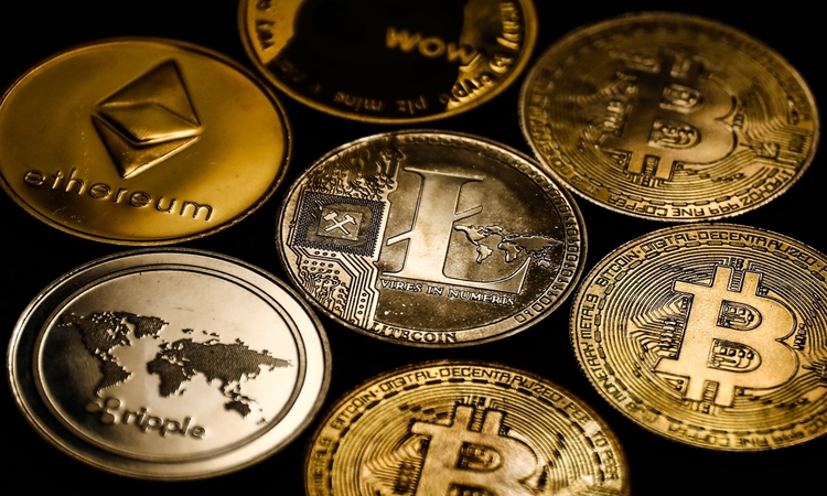 Representasi mata uang kripto terlihat dalam foto ilustrasi yang diambil pada 28 September 2021. (sumber: Jakub Porzycki/NurPhoto melalui Getty Images, FILE) - Image