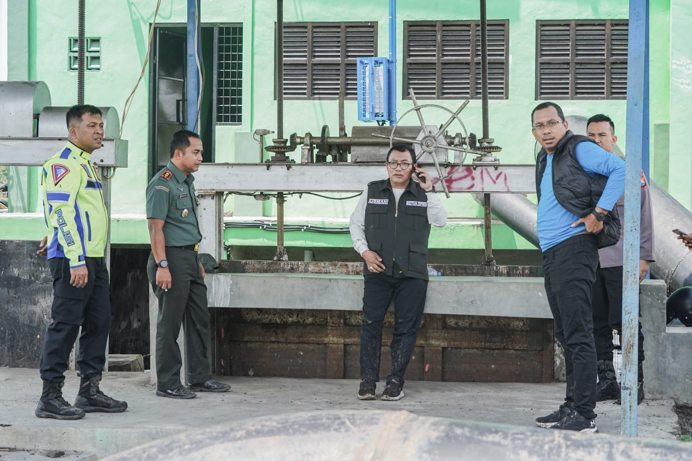 Bupati Sidoarjo Ahmad Muhdlor Ali memantau persiapan rumah pompa untuk mengantisipasi banjir akibat curah hujan yang tinggi. (Istimewa) - Image
