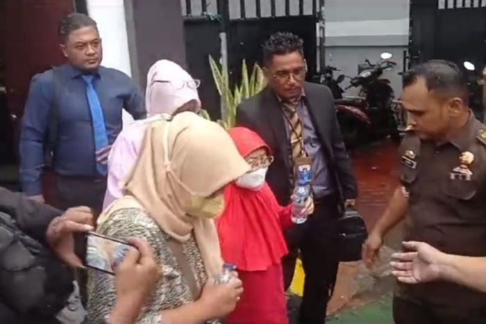 Tiga tersangka perkara pemberian kredit kepada Primkop UPN Veteran Jawa Timur oleh PT BPD Jawa Timur tahun anggaran 2015, ditetapkan tahanan kota, Rabu (17/1). - Image