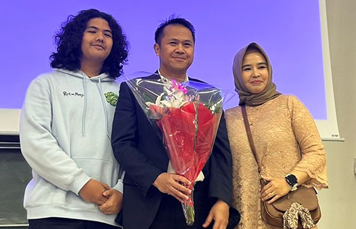 RAIHAN AKADEMIK: Endarman Saputra didampingi istri, Adek Damayanti, dan anaknya, Kautsar Adzkia Satria Perkasa, setelah sidang disertasi di Lyon (15/1). - Image