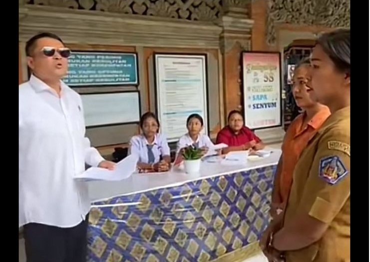 Viral, guru memberikan hukuman untuk siswa yang telat 3 menit. Video itu mendapat perhatian dari anggota DPD RI Arya Wedakarna. (Tiktok @aryawedakarnasuyasa) - Image