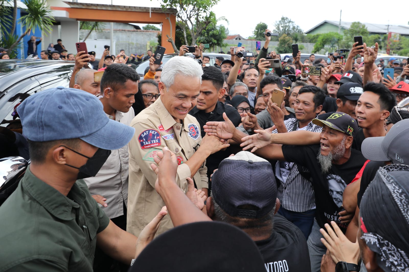 Calon presiden (capres) nomor urut 3, Ganjar Pranowo menerima laporan dari Pekerja Migran Indonesia (PMI) terkait adanya surat suara yang sudah tercoblos. - Image